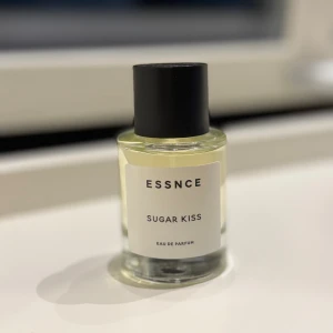 Essnce parfym  - Hej, säljer denna Essnce parfym i sugar kiss den har sprutats en gång. Insåg att jag köpte fel doft. Den luktar dock supergott. Den köptes i en Essnce popup butik. Skriv om det finns några frågor💕