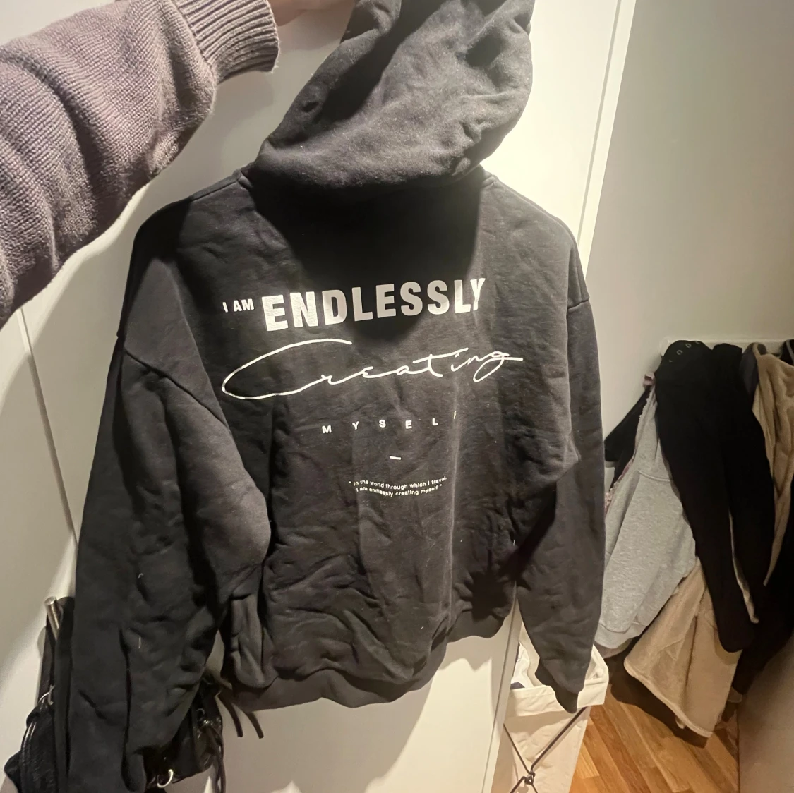 Svart hoodie med tryck och huva