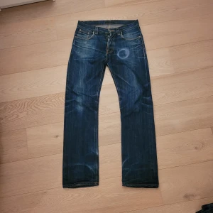 Nudie selvedge jeans - Extremt fina Nudie selvedge jeans med otroliga slitningar! Sällsynt straight sven modell!   Mått: Midja 42 Längd 104 Benöppning 21