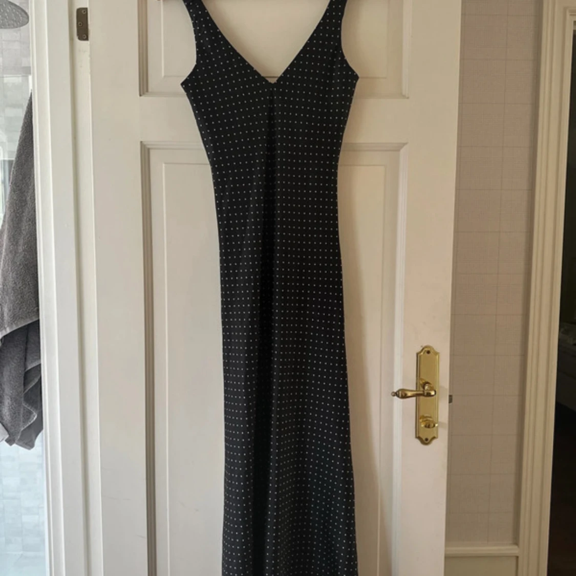 Svart lång prickig klänning - 2