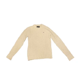 Hollister stickad tröja - Beige stickad Hollister tröja. Storlek S men sitter mer som M. Bra skick