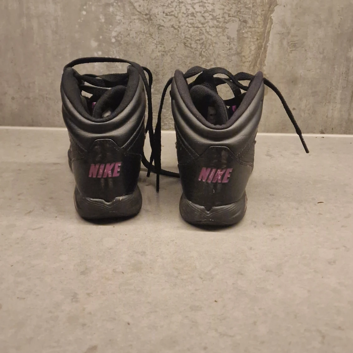 Svarta Nike sneakers med lila detaljer - 2