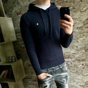 Morris merino hoodie - Mycket fint skick, inga defekter. Storlek XS sitter som S typ, passar dig som är mellan 173-183 ungefär. Nypris ca 2000kr. Modellen är 185 cm, 79 kg. Passar bra nu till vintern. Skriv för mer information!🤝