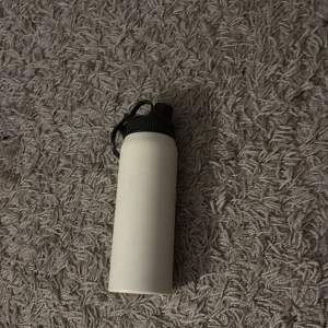 Flaska - Isolerad så håller din dricka varm och kall beroende på. 