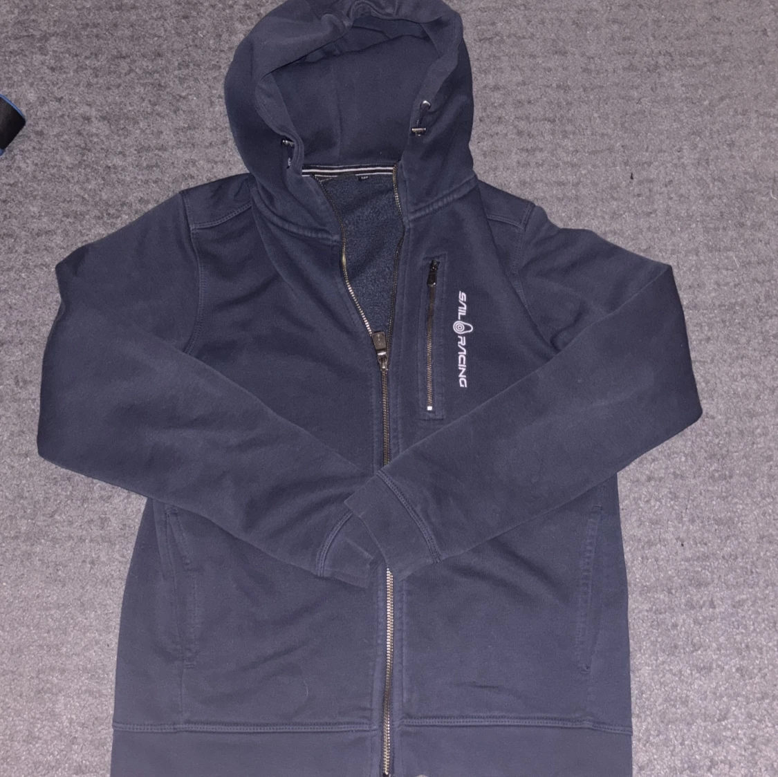 Mörkblå hoodie från Sail Racing