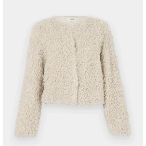 Beige teddyjacka  - Säljer en beige teddyjacka med fluffig och krullig yta. Jackan har rund hals, lång ärm och är mellanlång i modellen. Perfekt för dig som gillar mysiga och trendiga jackor med cool textur. Såå fin och i storlek s men ganska stor i storleken så lite oversized! Går att pruta ner till pris som passar oss båda!