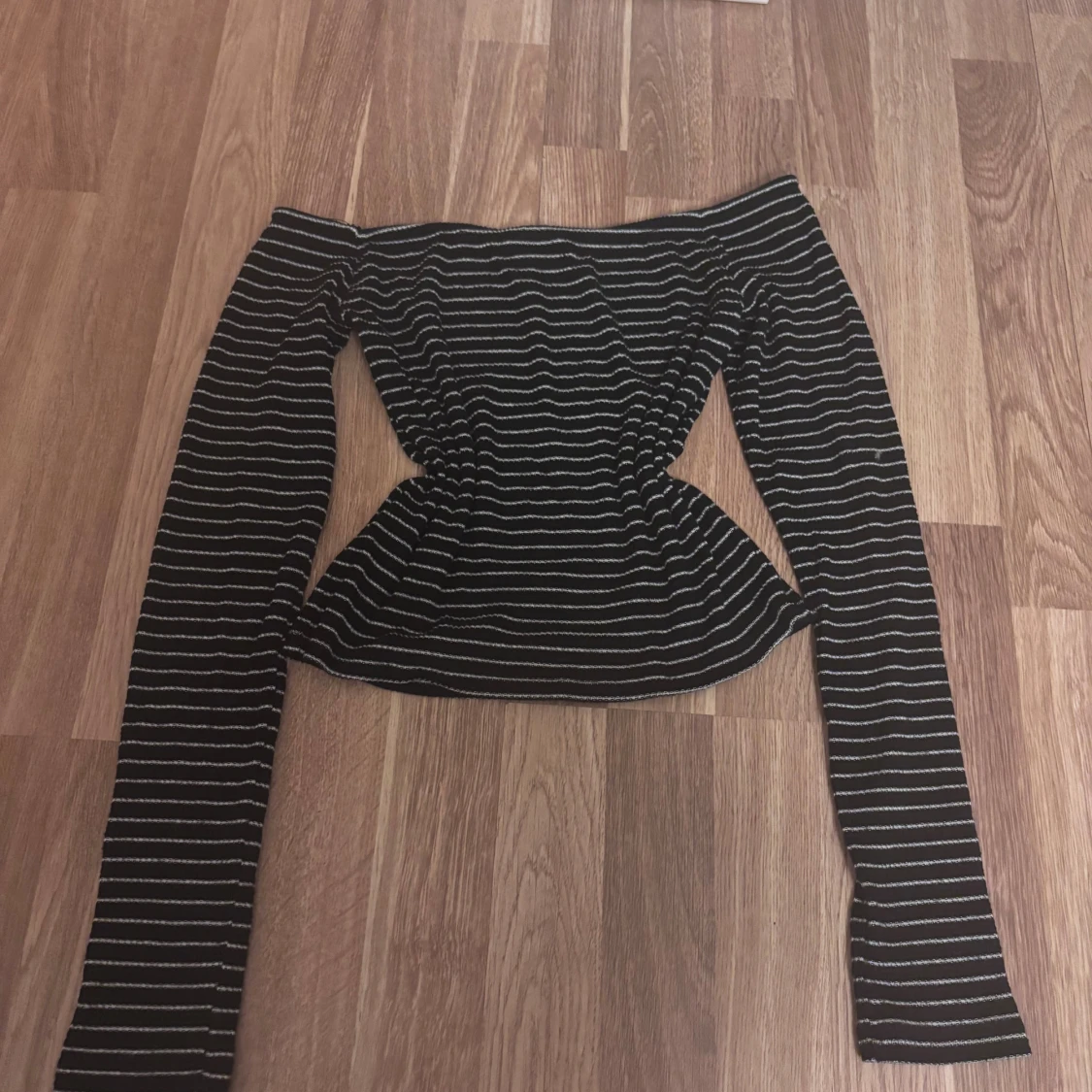 Randig offshoulder topp Noisy May - 2