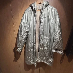 Fear of God X Nike parka - Nike Fear of god parka  Jackan har lång ärm, snörning vid huvan och cool detalj med Air of God-märke på ärmslutet. Perfekt för dig som vill sticka ut med en unik look. Storlek S men passar gott o väl M-L. Fint skick. 