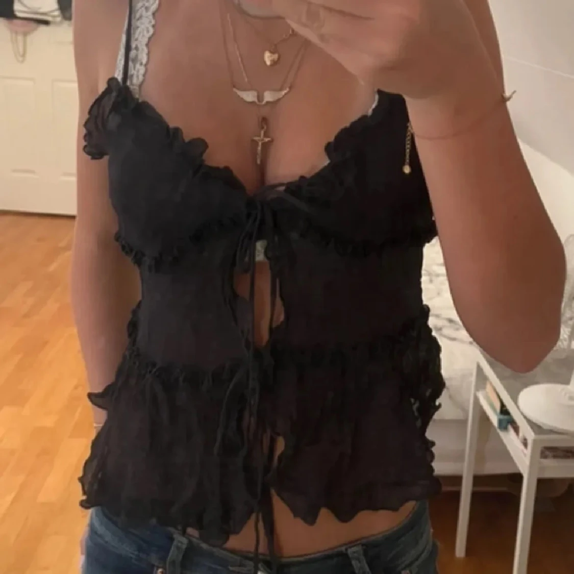 Svart volangig blus med snörning