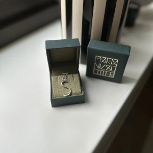 Maria Nilsdotter halsband  - Maria Nilsdotter S halsband i silver, 45 cm lång kjedja, använt fåtal gånger så fint skick! Ask och låda finns med