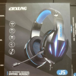 ERXUNG J5 Gaming Headset - ERXUNG J5 är ett högpresterande gaming headset med 50mm element, protein-kuddar och lågbrusmikrofon. Kompatibelt med PC, laptop, PS4, Xbox One S och mobiler. USB + 3.5mm anslutning. Perfekt för spel med tydligt ljud och bekväm passform.