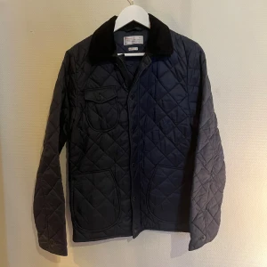 These Glory Days jacka  - Säljer denna sjukt snygga jackan från These Glory Days⭐️ Färgen är mörkblå och storleken är M✅ Den har inga defekter och skicket är utomordentligt🙌🤝 Sjukt najs passform och passar perfekt till hösten🍁🙌 Tveka inte på att höra av er dig vid minsta fråga eller fundering😊