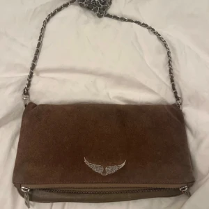 Brun axelväska från Zadig & Voltaire - Äkta Zadig väska i brun mocka. Dustbag kommer med. Skriv om ni vill ha mer bilder ❤️ syns inte att den använts mycket på utsidan. 
