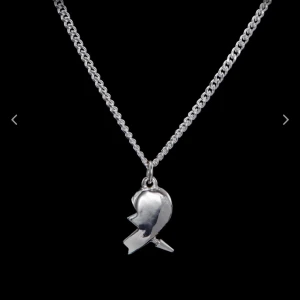 Silverfärgat halsband med trasigt hjärta - Snyggt halsband i silverfärg med ett coolt trasigt hjärta som hänge. Kedjan är klassisk och hänget har en unik, kantig design som sticker ut. Perfekt accessoar för dig som gillar statement-smycken och vill ha något annorlunda.