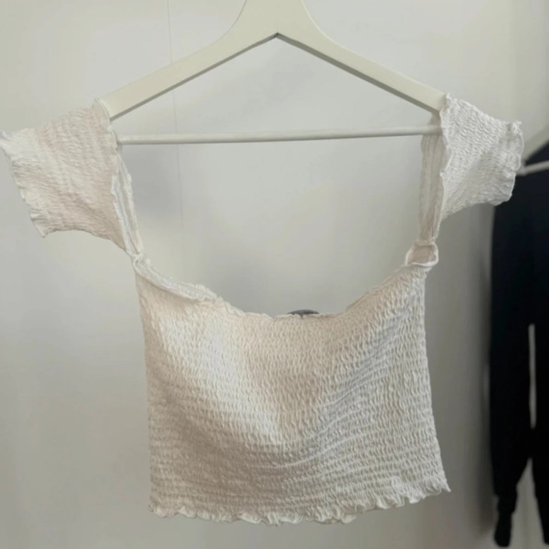 Söt vit topp med smockat tyg - 1