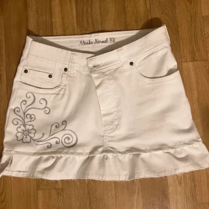 Vit minikjol med volanger   - Kjolen var egentligen ett par jeans som jag har sytt och målat på. Skulle säga den passar S och skicka en om ni vill ha fler bilder!