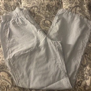 Blårandiga pyjamasbyxor  - Byxorna kommer från Kappahl och är i stolek S. Jag köpte dessa förra sommaren. De har en liten fläck på ena benet som knappt syns🤎
