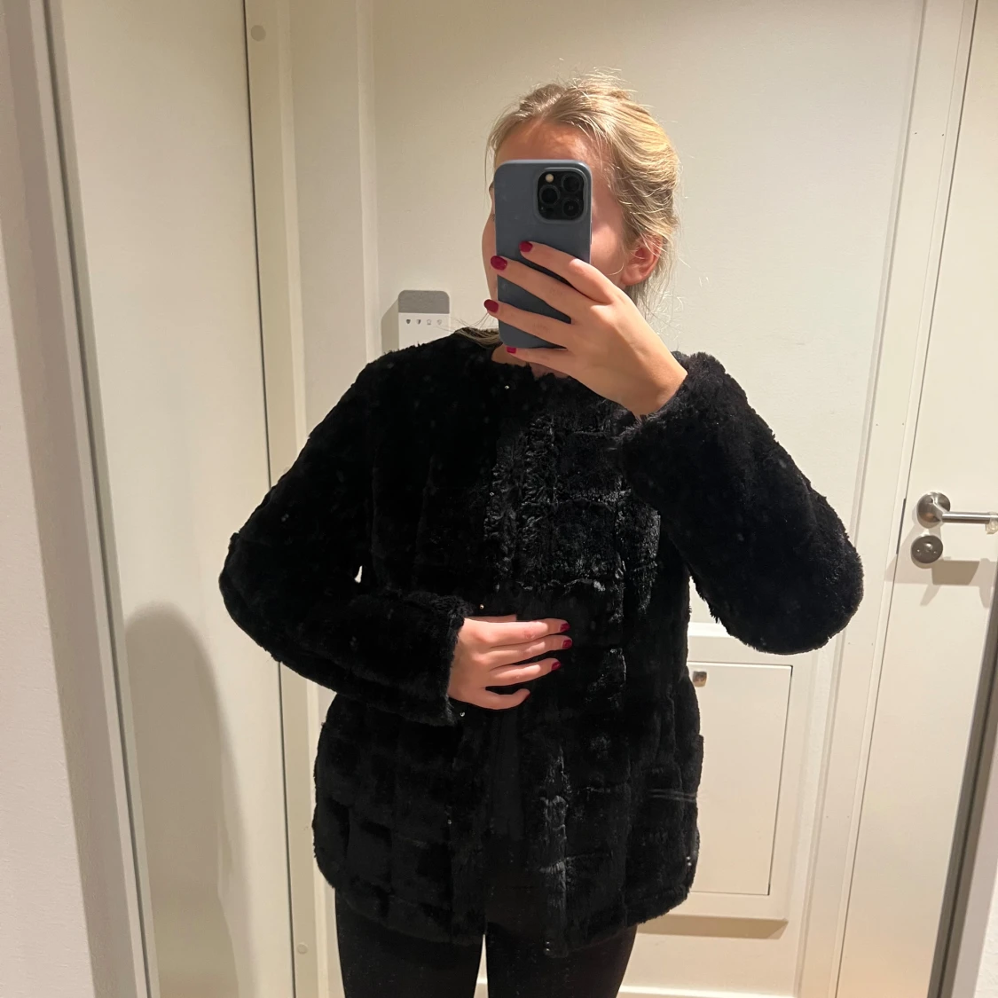 Svart pälsjacka från Visual Clothing Project - 1
