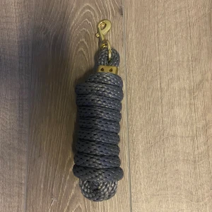 Grimskaft och longeringslina  - Ett grått grimskaft som aldrig har använts och en longeringslina som också aldrig har använts antingen en av dem för 50 eller båda för 80