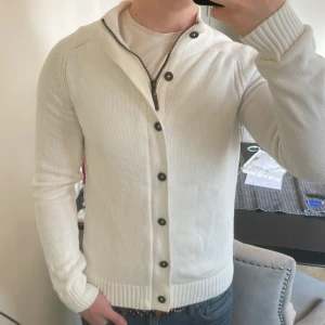 Vit stickad cardigan - Väldigt fin stickad cardigan. Passar fint till kallare väder. Modellen är 180cm, 73kg. Priset kan diskuteras så skicka gärna iväg ett prisförslag!