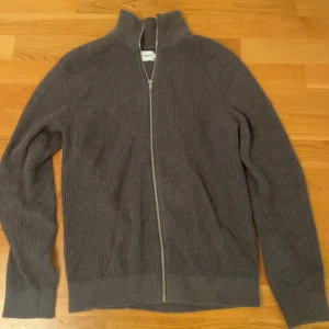 Zip tröja  - Fin zip tröja i storlek S, köpt nyligen och knappt använd ☺️ nypris: 1000kr
