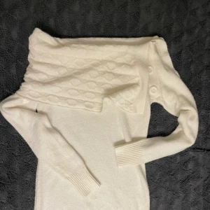Off shoulder stickad tröja  - En jätte fin off shoulder stickad tröja som är helt oanvänd! Köpte på en loppis för nån månad sen men är aldrig använd!!