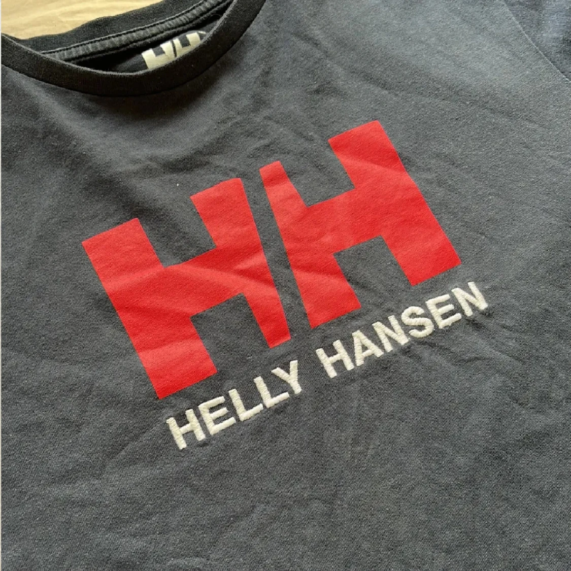 Svart Helly Hansen t-shirt med röd logga - 1