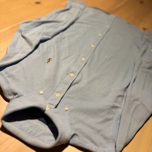    Ralph Lauren skjorta - Den är i storleken S och sitter väldigt slim. Är lite liten i storleken. Den är väldigt snygg och inte använd så många gånger. Inga skador eller fläckar alls