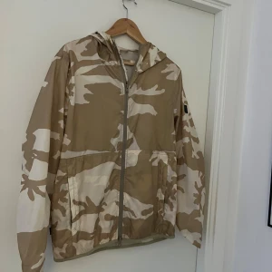 Woolrich windbreaker - Snygg woolrich vindjacka i beige och vit camo. Skick 9/10 tags finns. pris: 1200kr var inte rädd att ställa en fråga eller ett bud. 