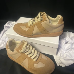 Maison margiela st 43 - Ett par fina maison margielas. De är i storlek 43 och passar bra, skick är 8/10 lite små skador men mest creased. Haft de ett år annars är de bra och kommer med lådan, dustbag och kvitto (ÄKTHETSBEVIS). Skriv om du har någon fundering✅👌 