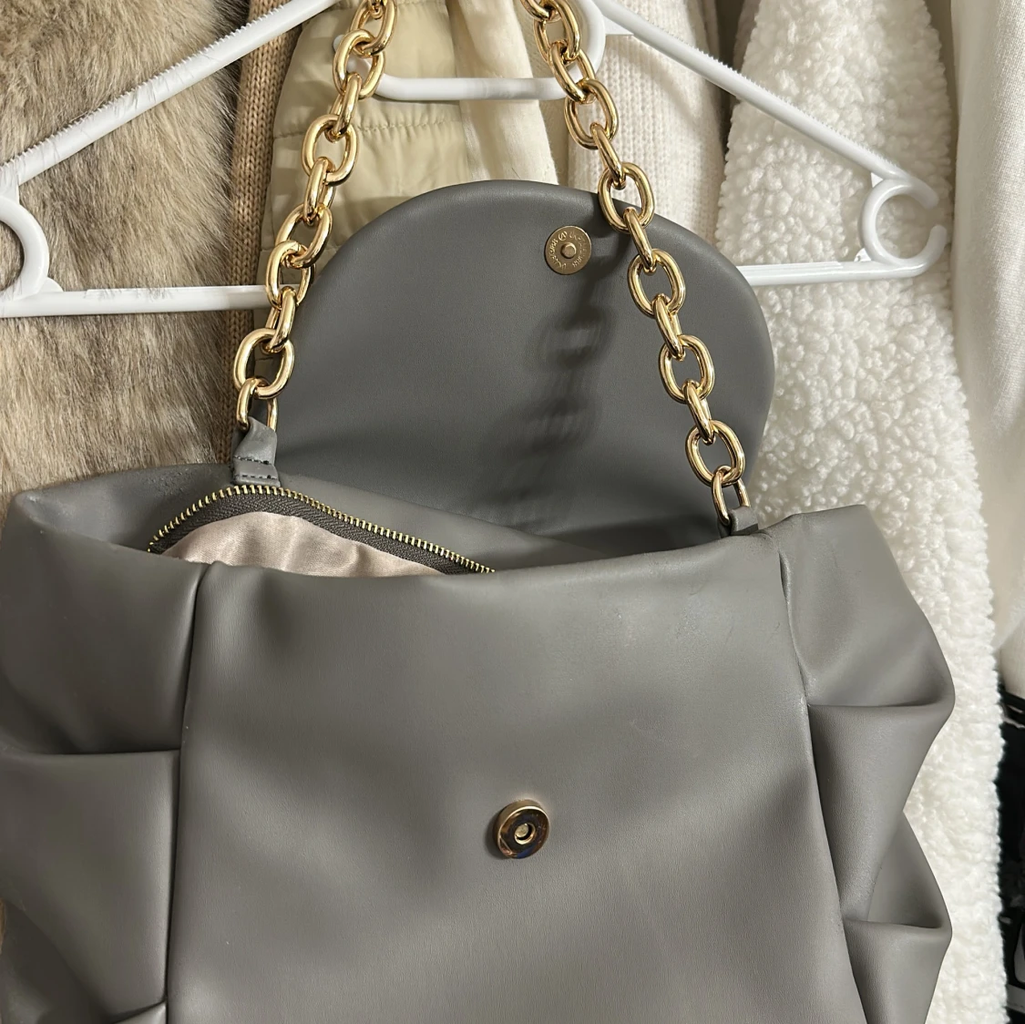 Grå axelväska med guldkedja - 2
