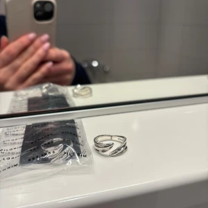 Ring - Ring från Pilgrim, helt ny i sin orginalförpackning. Justerbar! Nypris är 379kr. 