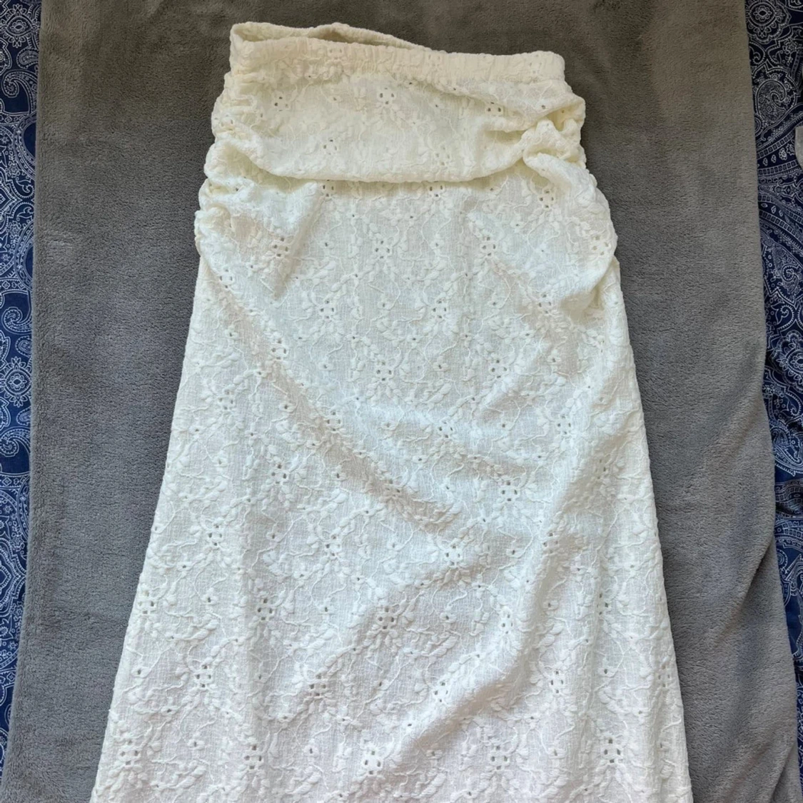 Vit långkjol med spetsdetaljer