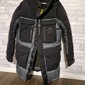 Sail Racing Glacier Parka - Sail Racing Glacier Parka. Jag köpte den från blocket men storleksmässigt passar den inte mig tyvärr.. Jackan är i mycket bra skick och ser ny ut. Storlek M.
