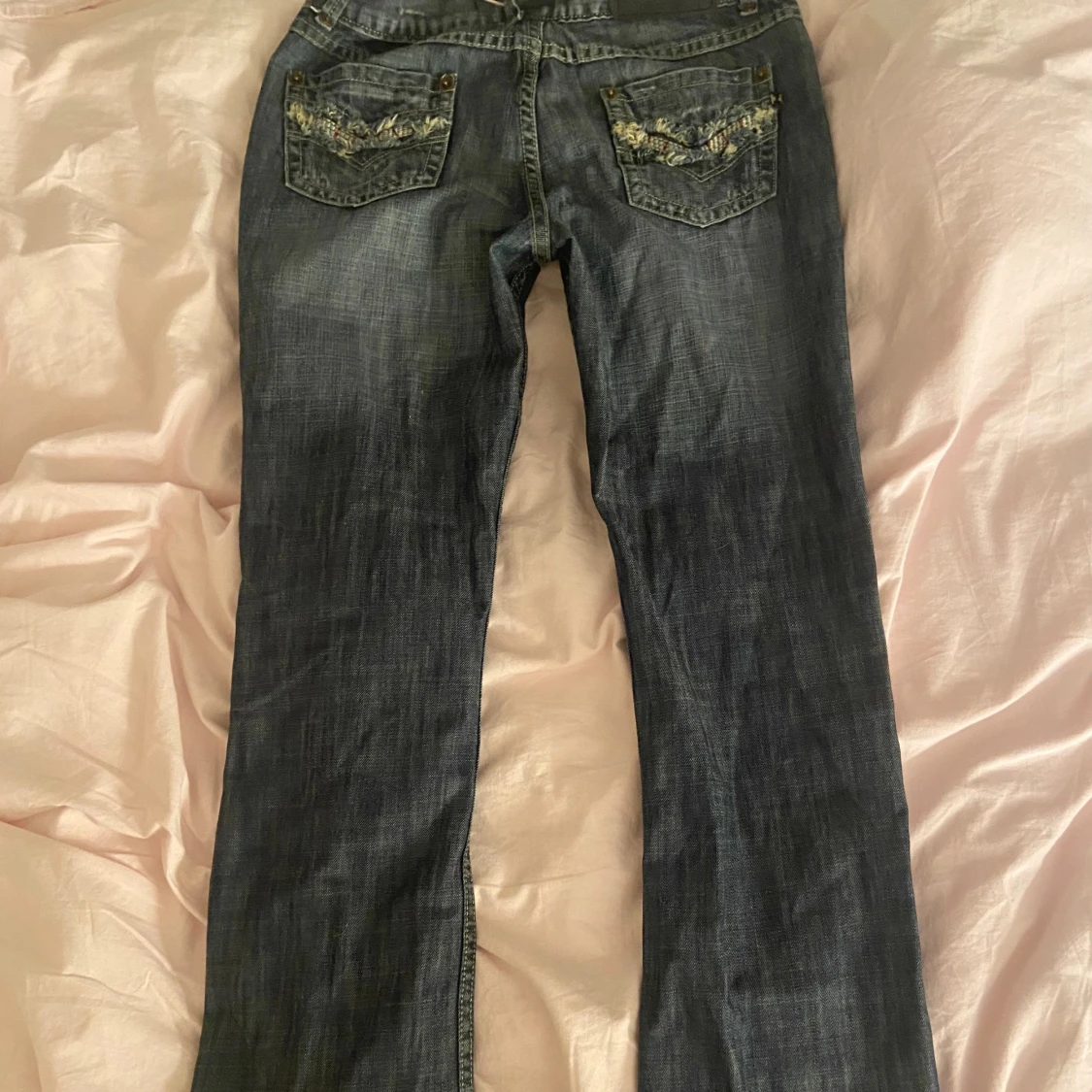 Mörkblå bootcut jeans med slitningar - 1