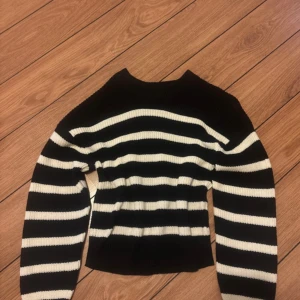  Randig stickad tröja - Snygg randig tröja från H&M. Den är som ny, aldrig använd. 