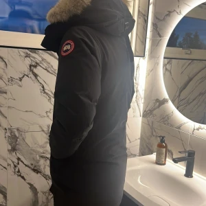 Canada goose jacka  - Säljer denna Canada goose jacka, nypris 16 tusen kr köptes i Nk förra året, den är äkta och kan också bevisas igenom en äktheskontroll hör av dig vid någon fråga priset går att diskutera 