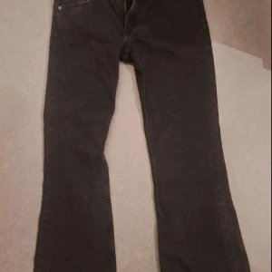 Svarta jeans från lager 157 - Svarta midrise jeans från lager 157, innerbenslängd 75, midjemått 40