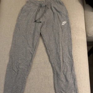 Nike byxor  - Använda fåtal gånger, normal i storleken.