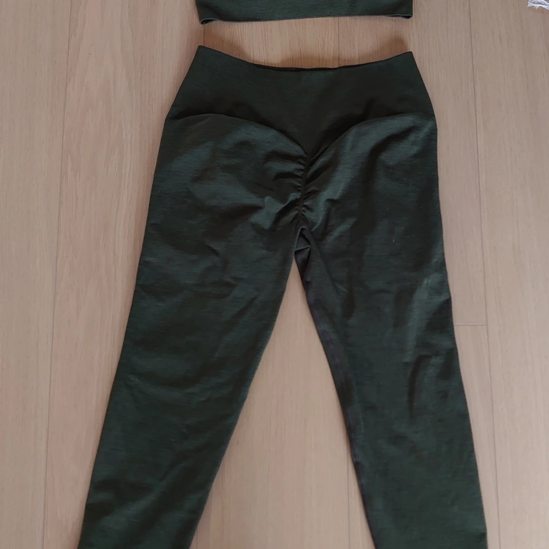 Mörkgröna leggings från Astani, stl L med topp i stl S