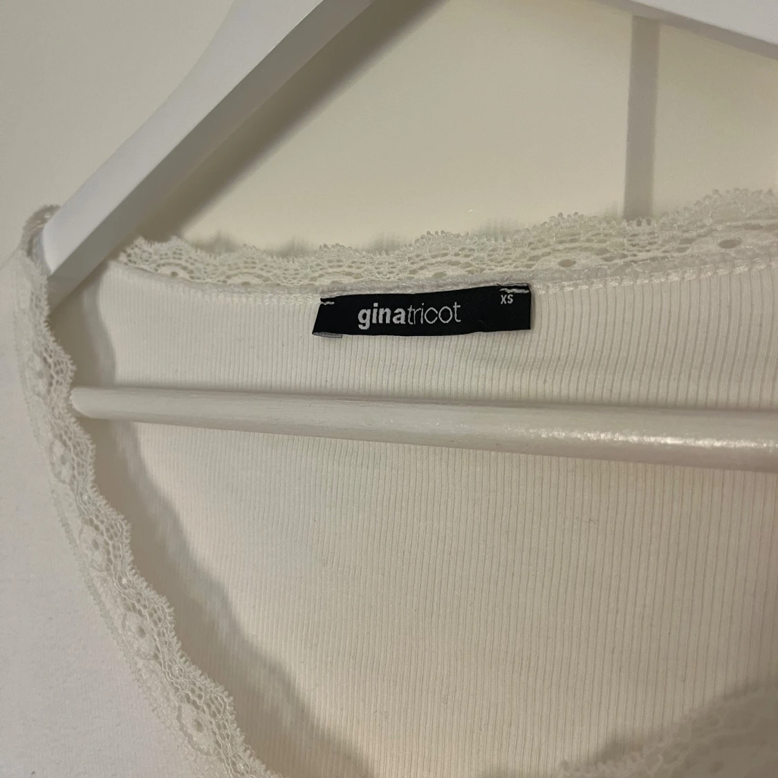 Vit ribbad långärmad topp Gina Tricot - 1