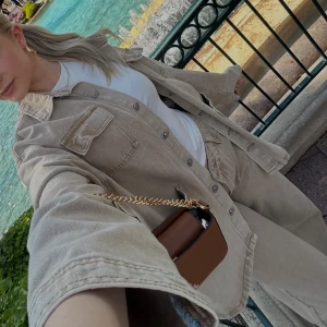 Beige co-ord set i denim - Jätte snyggt beige co-ord i denim. Oversized jacka och vida byxor. Använd endast en gång, jättefint skick!  Original pris: 593kr Jacka storlek: S Byxor storlek: 28