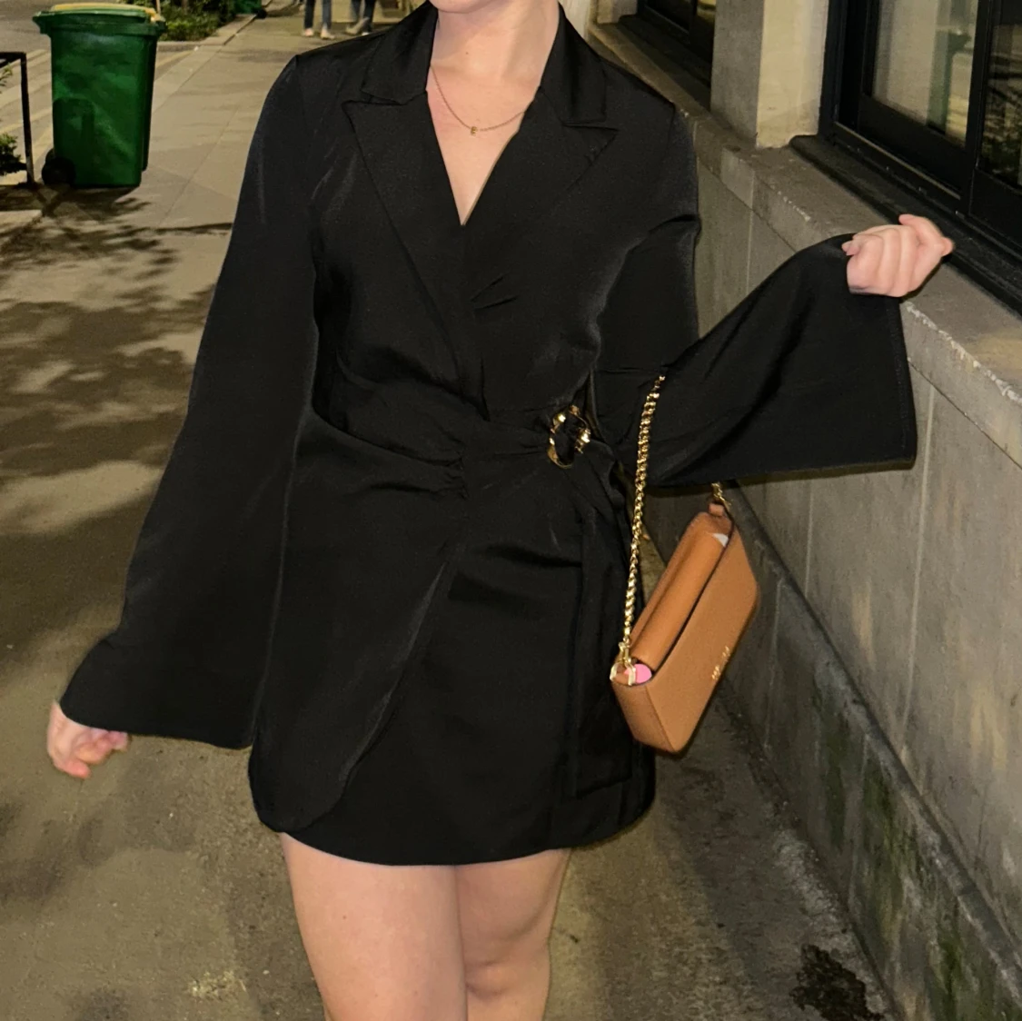 Svart blazerklänning med bälte - 1