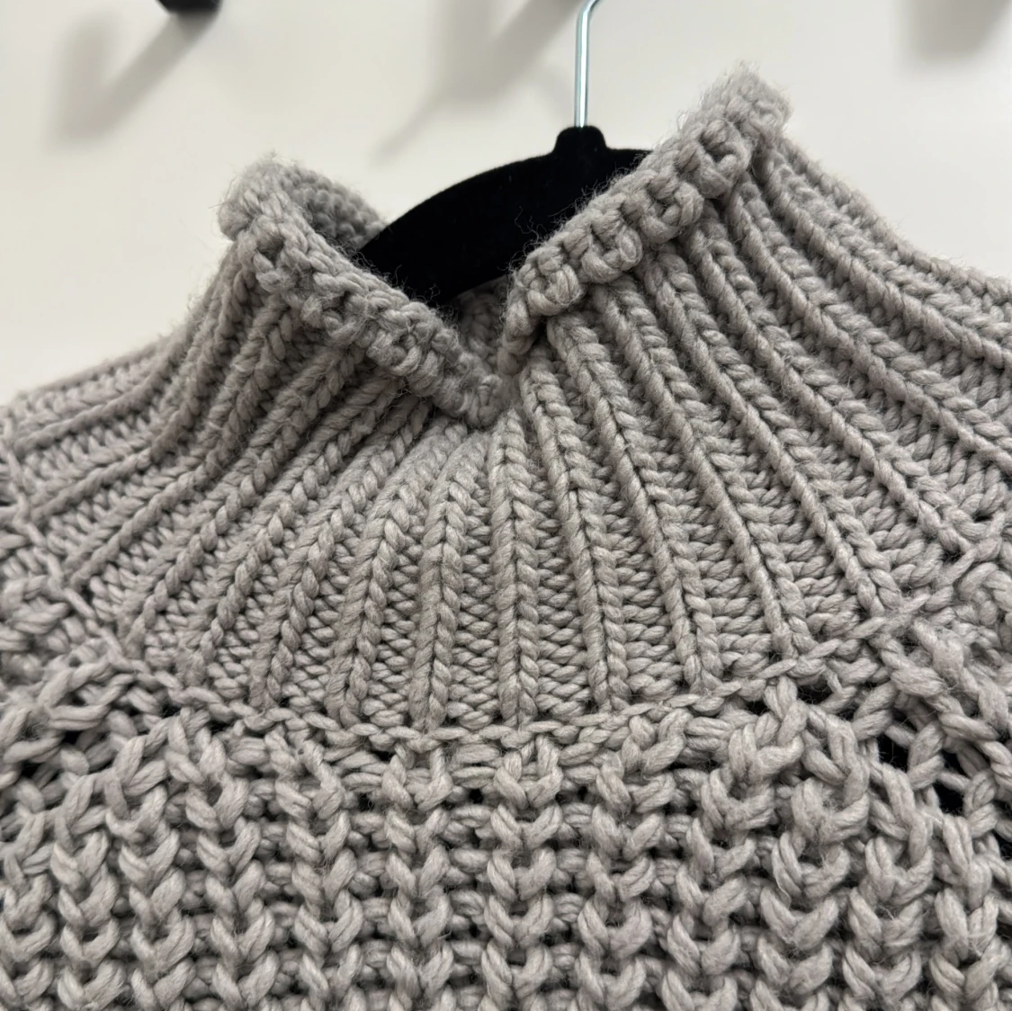 Ljusgrå stickad polotröja från H&M - 1