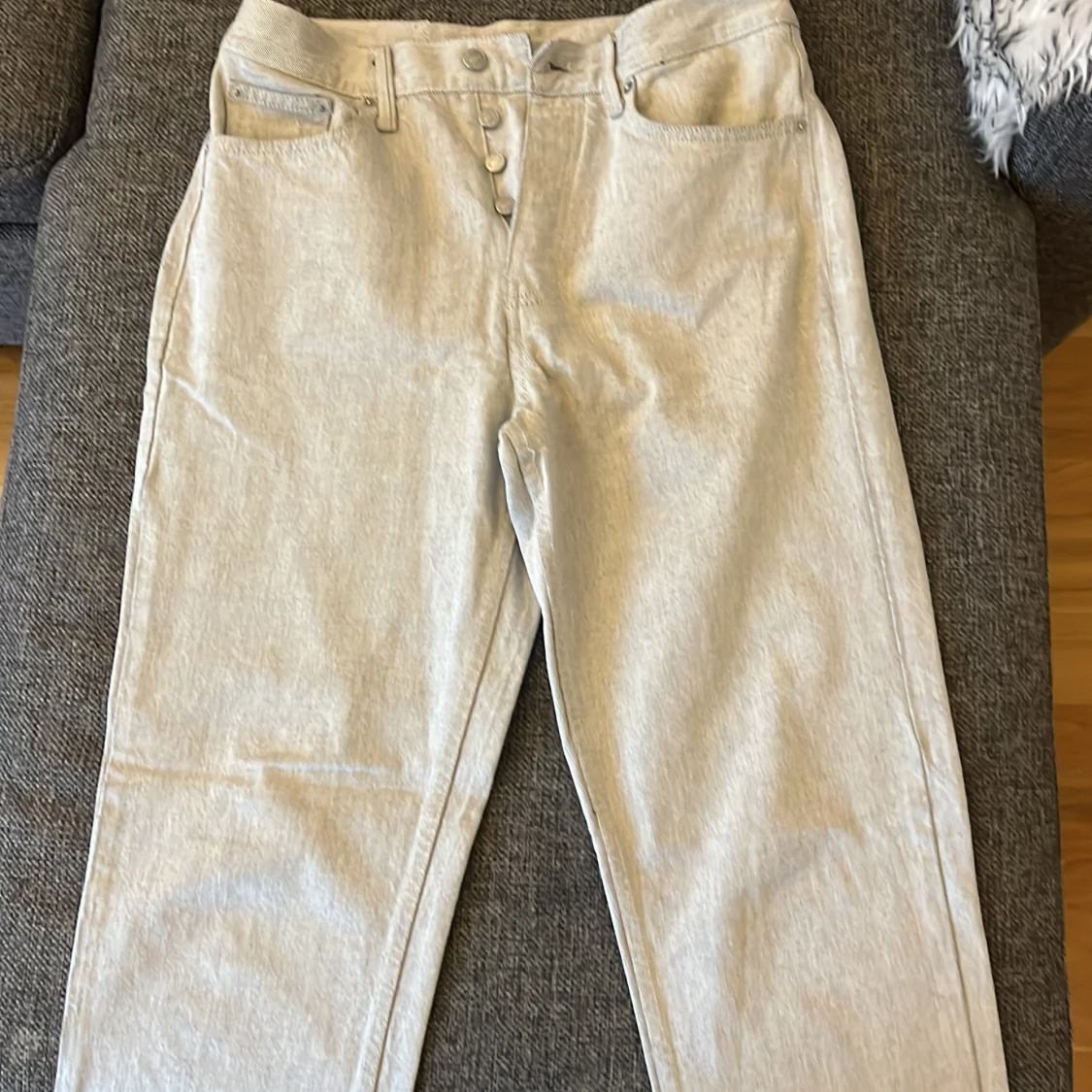 Ljusgrå raka jeans från Zara