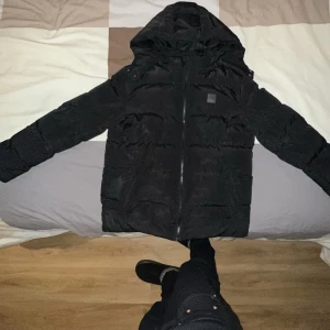 vinter jacka urban - säljer en vinter jacka från urban väldigt bra kvalitet jätte tjock bra för vintern o kalla tider vattentät också storlek s