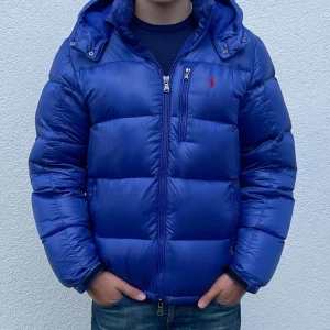 Ralph Lauren jacka - Hej! Säljer nu denna Polo Ralph Lauren jacka. Storlek M - modellen på bild är 182 cm och väger ca 72 kg. Skick 9/10. Nypris på denna är ca 6000 och mitt pris är 3750 (pris kan diskuteras vid snabb affär) Hör gärna av er vid minsta fundering eller fråga.