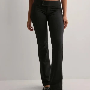 Kostymbyxor  - Säljer mina svarta kostymbyxor från Nelly i storlek XS, säljer då jag växt ur dom. Dom är inte slitna och visar inget tecken på användning. Dom är lågmidjade och jättesköna! Köpta för 350kr, pris kan diskuteras💕💕