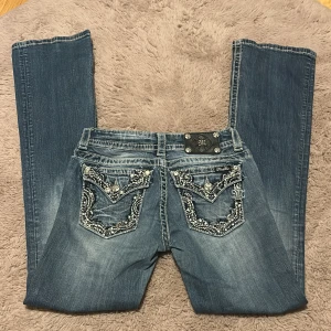 Miss me jeans  - Jättefina utsvängda jeans från miss me! Sällan använda och i bra skick, har satt i ett snöre i midjan men det går enkelt att dra ut och inget man märker av. Pris kan diskuteras!!