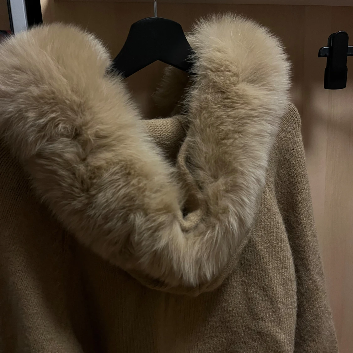 Beige cardigan jacka med päls från alessa - 4